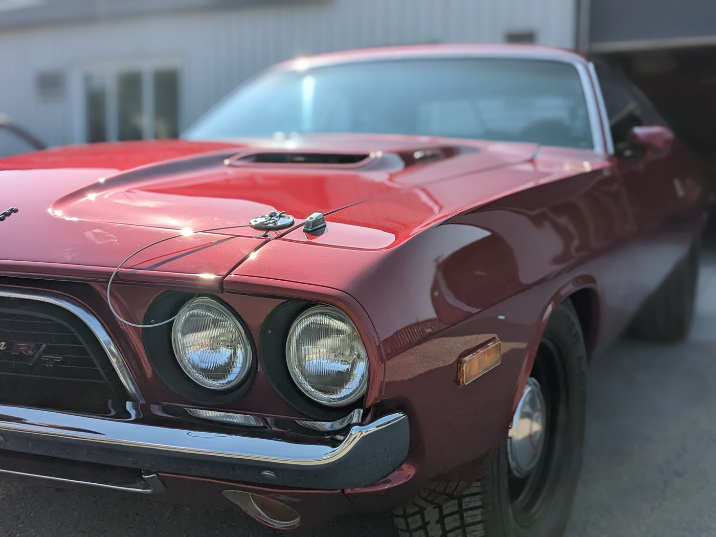 Challenger 1974 restaurée — avant, phares et aile droite